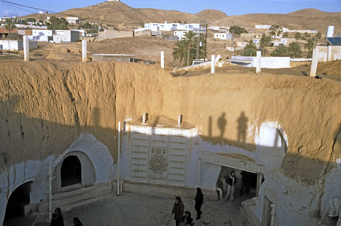 tun_j6-12 000.jpg - Ksar Ghilane-Matmata, décembre 2004 - janvier 2005, 6ème étape l'ancienne ville de Matmata et une habitation troglodyte Henri Pillet Ektachrome 100 G